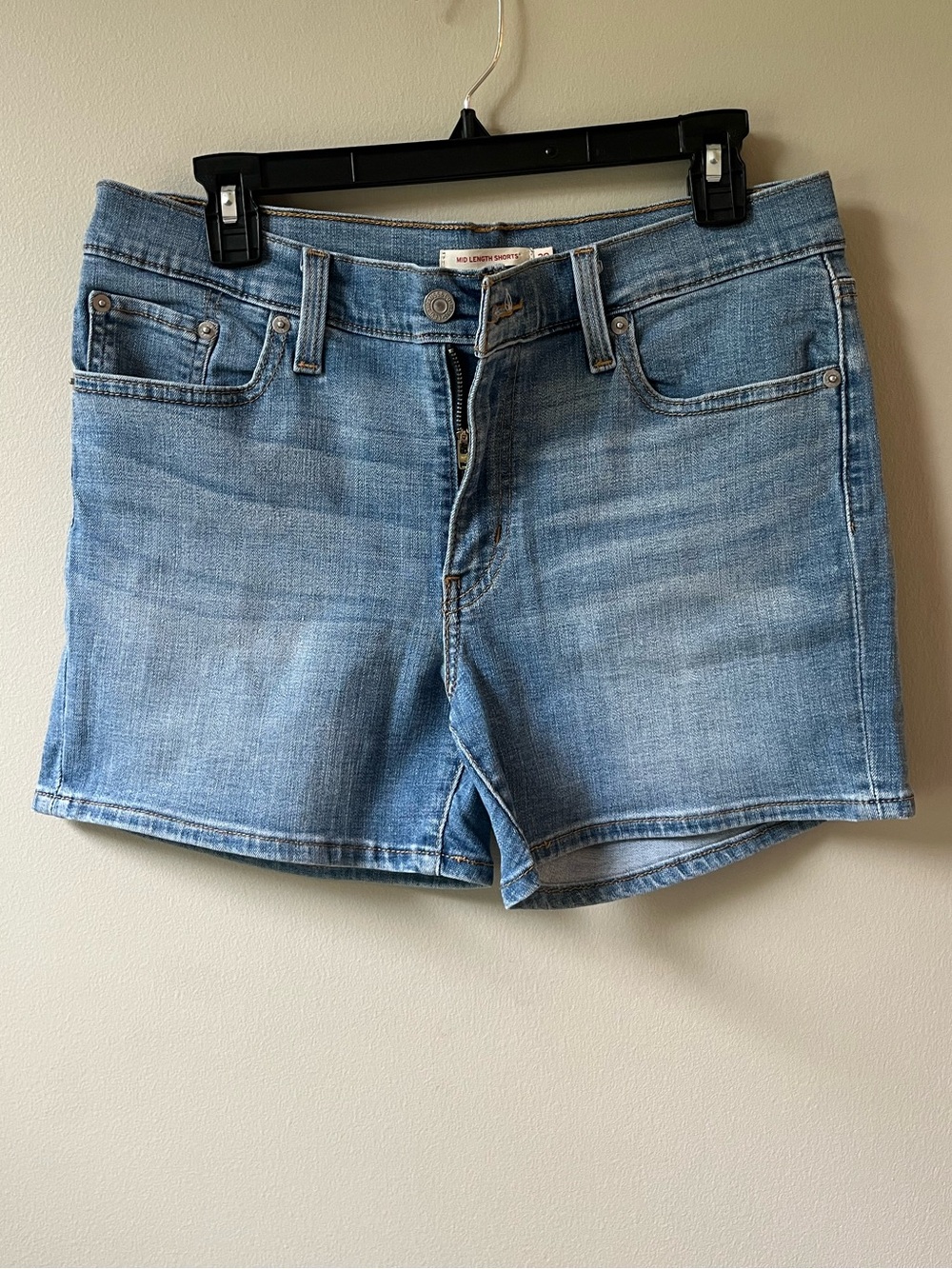 Levi’s Women’s Mid Length Shorts Size 29